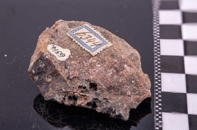 11з - Зразок № 6344. Вкраплення самородного золота в кварці. Йоганнесбурґ, провінція Гаутенг, ПАР. Розміри зразка 4,5х3,5х1 см, 1895 р., дар доктора Еміля Голуба.