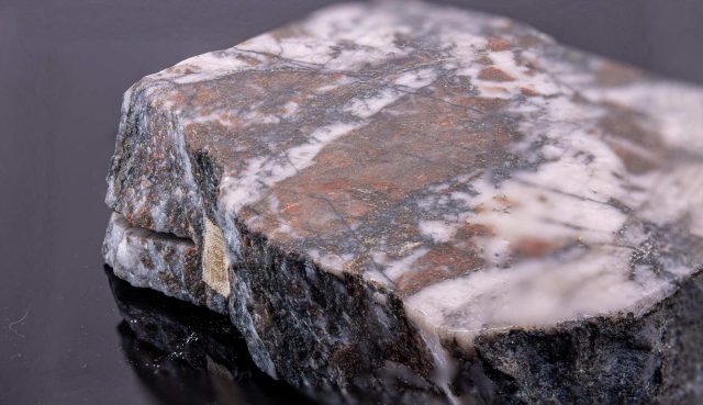 16з - Зразок № 11039. Самородне золото в кварці. Шахта Кер-Едісон, округ Тіміскамінг, провінція Онтаріо, Канада. Розміри зразка 8,5х7х3 см, 1960 р., обмін з Королівським музеєм Онтаріо (Торонто, Канада).