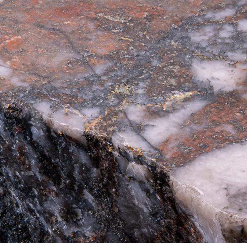 17з - Зразок № 11039. Самородне золото в кварці. Шахта Кер-Едісон, округ Тіміскамінг, провінція Онтаріо, Канада. Розміри зразка 8,5х7х3 см, 1960 р., обмін з Королівським музеєм Онтаріо (Торонто, Канада).