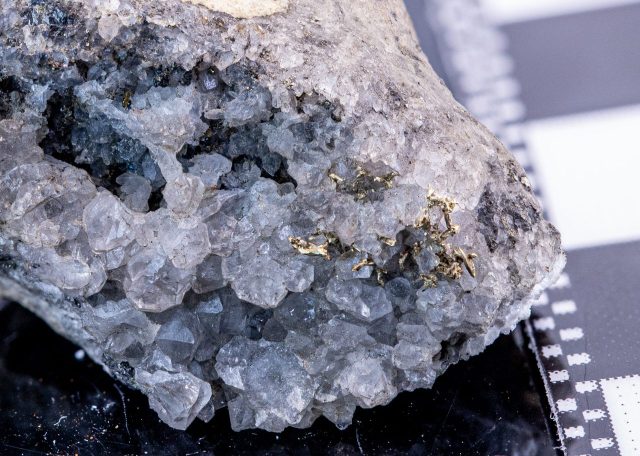 6з - Зразок № 122. Дендрити самородного золота на друзі кварцу. Комуна Рошія-Монтане, повіт Альба, Румунія. Розміри зразка 4,5х2,5х2 см. до 1880 р.