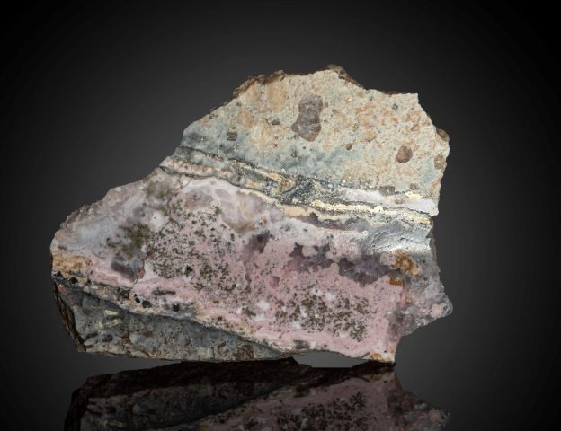 7з - Зразок № 5621 (з експозиції «Самородні елементи»). Кварц-родохрозитовий прожилок з вкрапленнями золота. Комуна Рошія-Монтане, повіт Альба, Румунія. Розміри зразка 9х4х2,5 см, 1885 р., дилер Kuthera. Фото Сергія Кадуліна.