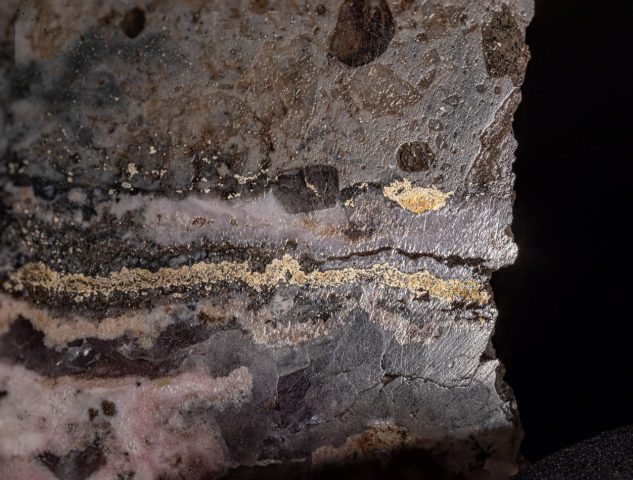 8з- Зразок № 5621 (з експозиції «Самородні елементи»). Кварц-родохрозитовий прожилок з вкрапленнями золота. Комуна Рошія-Монтане, повіт Альба, Румунія. Розміри зразка 9х4х2,5 см, 1885 р., дилер Kuthera. Фото Сергія Кадуліна.